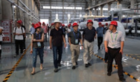 參加全國人工環(huán)境相關學科博導研討會人員參觀考察長輸項目